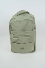 Mochila de nailon color verde militar, con múltiples compartimentos con cierre y bolsillos frontales. Incluye asa superior y aplique con logo de la marca en la parte inferior.