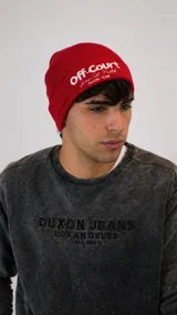 Gorro tipo beanie de punto acanalado en color rojo, con bordado frontal en color blanco que incluye la frase 'Off-Court' y detalles adicionales.