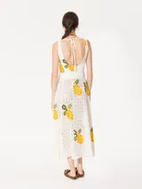 Vestido largo de broderie calado blanco con bordado de lentejuelas y estampado de limones.