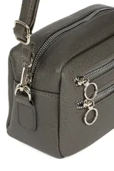 Bandolera color beige con correa extensible y múltiples cierres frontales.