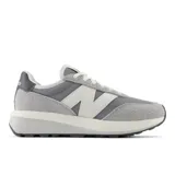 Championes urbanos New Balance modelo U370AH, unisex, color gris con detalles en blanco, confeccionados en gamuza y malla, con logo "N" característico en los laterales y entresuela de goma.