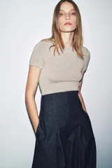 Camiseta de manga corta color beige, con cuello redondo y corte slim fit.