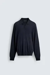 Polo de manga larga confeccionado en tejido de punto de lana y seda. Presenta cuello solapa con abertura frontal y acabados en rib en puños y bajo.