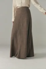 Falda larga color marrón con textura, corte a la cintura y ruedo amplio.