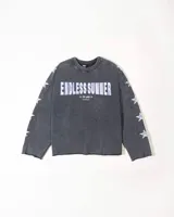 Crewneck de manga larga color gris oscuro con efecto lavado, estampado frontal con el texto "ENDLESS SUMMER" y estrellas estampadas a lo largo de las mangas.