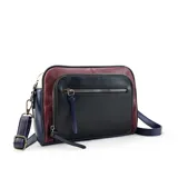 Cartera de diseño combinado en tonos negro, bordó y azul, con dos bolsillos frontales con cierre. Cuenta con apertura central con cierre, correa larga regulable y desmontable, y bolsillos interiores.