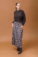 Falda midi de corte recto con estampado escocés en tonos chocolate, azul y beige. Presenta un diseño clásico con cintura alta y caída fluida.