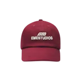 Gorro tipo dad hat de color bordó con visera curva, ojales bordados para ventilación y el logo bordado de la marca "EMESTUDIOS" en color blanco en el frente.