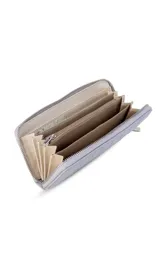 Billetera de dama en símil cuero color negro, de diseño acolchado con costuras verticales que forman relieves y cierre perimetral. Incluye monograma en la esquina inferior y viene con caja de presentación estampada.
