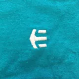 Remera de manga corta color azul con logo de la marca Etnies estampado en el pecho.