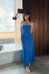 Vestido midi de tejido efecto ante en color azul vibrante, con escote recto y tirantes finos ajustables. Presenta un corte entallado y cierre con cremallera oculta en la espalda.