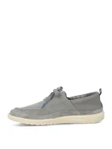 Zapatos slip on grises con cordones elásticos y suela blanca.