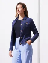 Campera Dash de algodón con textura tipo gasa, cuello solapa, cierre frontal con botones y bolsillos delanteros con solapa.