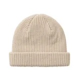 Gorro tipo beanie de punto acanalado en color beige, con vuelta en el borde y parche de cuero oscuro con logo de la marca en el frente.