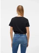 Camiseta de manga corta con cuello redondo, confeccionada en punto jersey de algodón orgánico. Presenta un diseño de calce regular con textura suave y liviana.