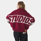 Campera de tejido de punto color bordó con cierre frontal y cuello tipo polo. Presenta un diseño de bloques de color con franjas anchas blancas en las mangas y la palabra "EME" estampada en blanco en el frente.