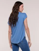 Remera blanca de punto acanalado, con escote redondo adornado con tachas metálicas, mangas cortas estilo japonesa con dobladillo y ruedo curvo.