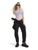 Pantalón deportivo tipo jogger Under Armour modelo Unstoppable Woven, color negro, de corte relajado con cintura elástica y puños elastizados en los tobillos.