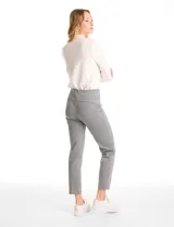 Pantalón de corte slim con estampado de cuadros gales, confeccionado en tejido elastizado. Presenta una pretina ancha y plana de diseño pull-on para un calce cómodo y limpio.