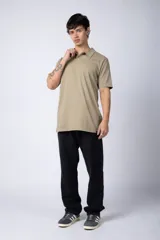 Chomba de manga corta en color blanco, con cuello clásico y cierre frontal de dos botones. Presenta un corte recto y diseño minimalista.