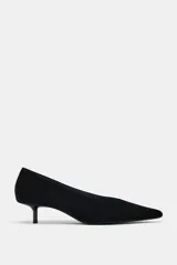 Zapato de tacón kitten en ante negro, con escote redondo y acabado en punta.