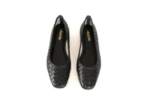 Bailarinas de cuero gamuzado negro con efecto tramado entrelazado.