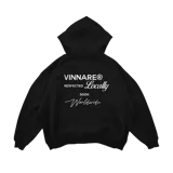 Buzo hoodie negro con capucha y cordones ajustables. Estampado en la espalda con el texto "VINNARE® RESPECTED Locally SOON Worldwide" en color blanco.
