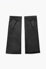 Guantes tipo mitones de diseño liso, confeccionados en piel 100% con acabado texturizado.