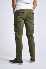Pantalón cargo de corte slim, color verde militar, con bolsillos laterales tipo cargo y cierre frontal. Confeccionado en algodón.