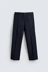 Pantalón de corte regular fit confeccionado en tejido ligero de lana italiana. Presenta bolsillos frontales, bolsillos traseros de vivo con botón y cierre frontal con cremallera y botón.