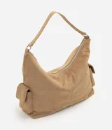 Cartera hobo mediana de Satinato, confeccionada en suede sintético de color tostado, con diseño suave y caída relajada. Cuenta con compartimento principal con cierre superior, bolsillos laterales con solapa, asa fija para el hombro y herrajes metálicos con acabado en níquel.