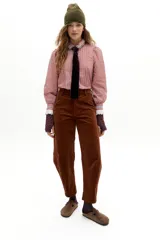 Camisa de algodón con estampado de cuadros vichy en tonos rojizos. Presenta cuello con terminación bordada, mangas largas con puños detallados con encaje y alforzas en el frente.