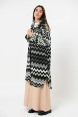 Tapado largo de lana con estampado zigzag horizontal en tonos grises y negros, de manga larga y abotonado.