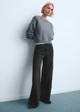 Jeans wide leg de tiro alto, color gris oscuro, con diseño largo, trabillas para cinto, cinco bolsillos tradicionales y cierre frontal con cremallera y botón.