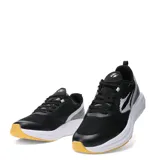 Championes deportivos Topper modelo Stance 3, color negro con detalles en gris y blanco. Presentan una capellada de malla transpirable con refuerzos sintéticos, entresuela blanca y suela de goma en color mostaza.