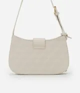 Bolso tipo baguette pequeño de color blanco hueso, con textura acolchada en patrón de rombos. Presenta un cierre principal con solapa y broche oculto, correa ajustable y un colgante rectangular decorativo en el lateral.
