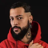 Par de aros colgantes negros con forma de rosa y hojas, con detalles grabados en color plateado.