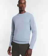 Sueter masculino de cuello redondo, color celeste, manga larga, con bajo y puños ajustados.