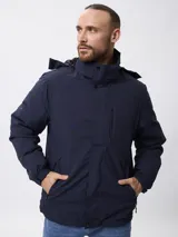 Campera 2 en 1 de diseño versátil, compuesta por una capa exterior náutica y una capa interior de nylon desmontable. Cuenta con cierre frontal con solapa de broches, capucha integrada y bolsillos laterales con cierre.