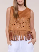Blusa sin mangas de gamuza sintética marrón, con cuello redondo y diseño recto. Presenta detalles de perforaciones con patrones circulares en la parte frontal y flecos largos en el ruedo.