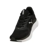 Championes Puma Softride Mayve 2, color negro con suela blanca y detalles plateados. Modelo de running con capellada de tejido knit transpirable y entresuela alta acolchada.