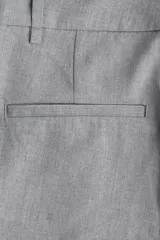 Pantalón sastrero gris de tiro alto, corte amplio y recto, con pinzas frontales y raya marcada en ambas piernas.