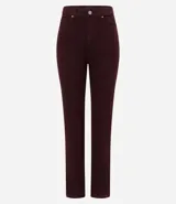 Pantalón de corte slim color marrón, con cintura media, cierre frontal con cremallera y botón, trabillas para cinturón y bolsillos funcionales.