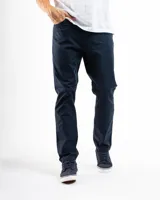 Pantalón de gabardina azul marino, de corte recto, con bolsillos laterales y traseros. Se ajusta a la cintura con cinturón de cuero marrón.