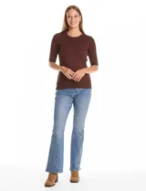 Buzo de tejido fino en color azul marino, con cuello redondo y mangas cortas con puños acanalados.