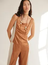 Top sin mangas con escote cuadrado, confeccionado en lino color tostado con paneles laterales en contraste color beige.
