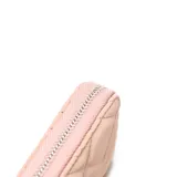 Billetera rectangular de diseño acolchado con costuras en forma de rombos, color nude. Presenta un aplique central con el logo metálico de la marca y cierre perimetral.
