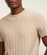 Remera slim de manga corta con cuello redondo, confeccionada en tejido de viscosa con textura de rayas verticales.