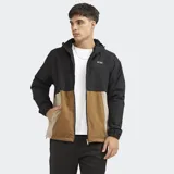 Campera ligera con capucha y cierre frontal, diseño color block en negro, marrón y beige. Cuenta con interior de polar y puños elásticos.