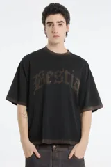 Remera negra de corte cuadrado con cuello redondo y mangas cortas. Estampado frontal con la palabra "Bestia" en tipografía gótica color marrón.